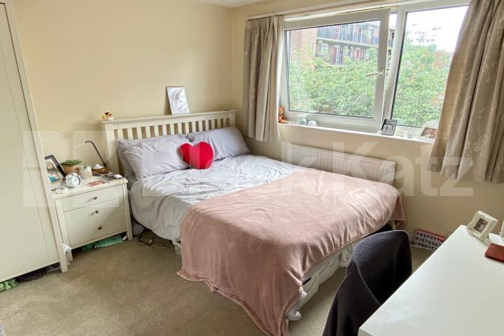 Spacious, bright and airy duplex apartment with private roof terrace Yaldham House Old Kent Road, Borough/London Bridge